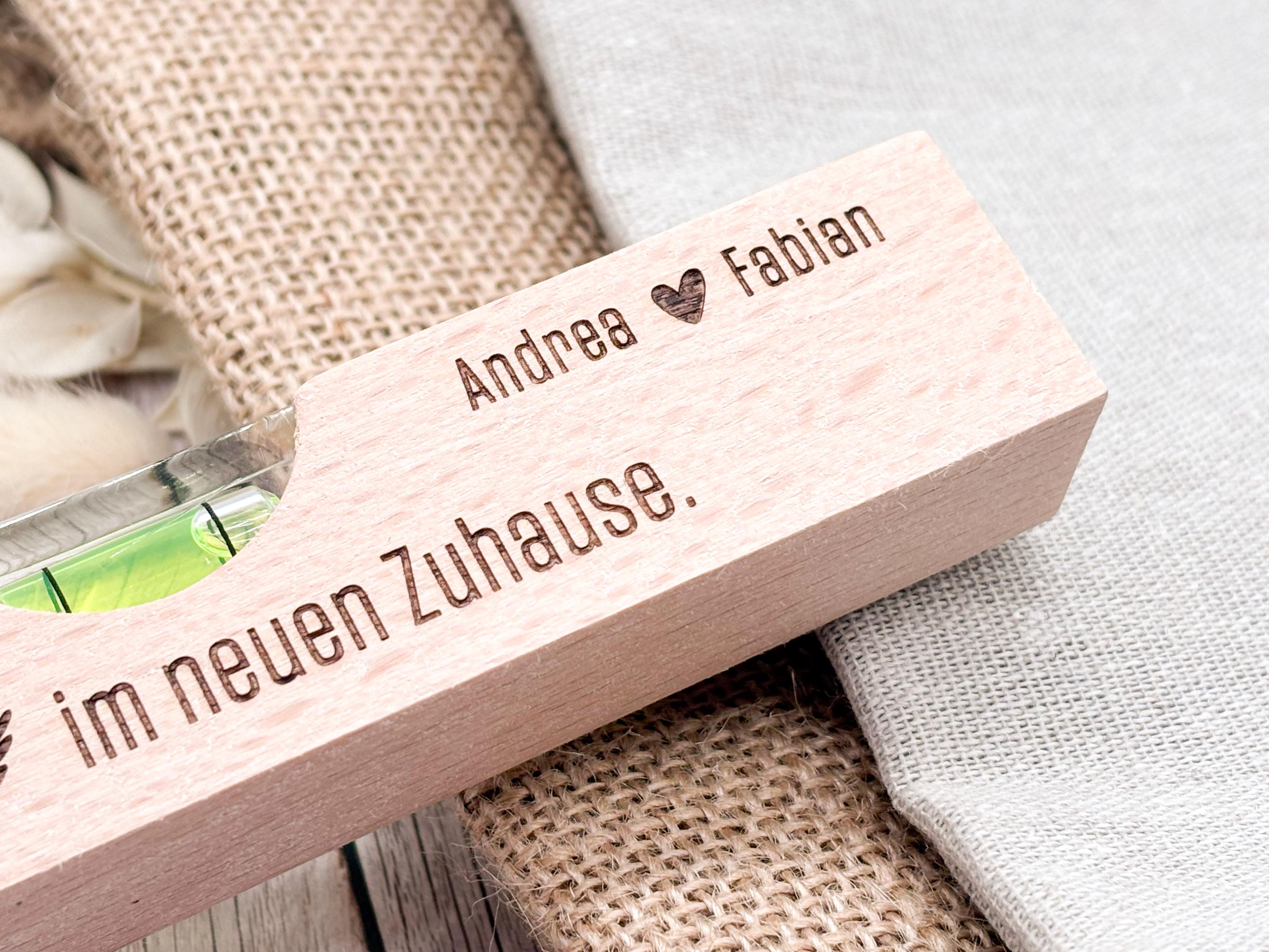 Personalisiertes Geschenk zur Hochzeit mit Wasserwaage aus Holz