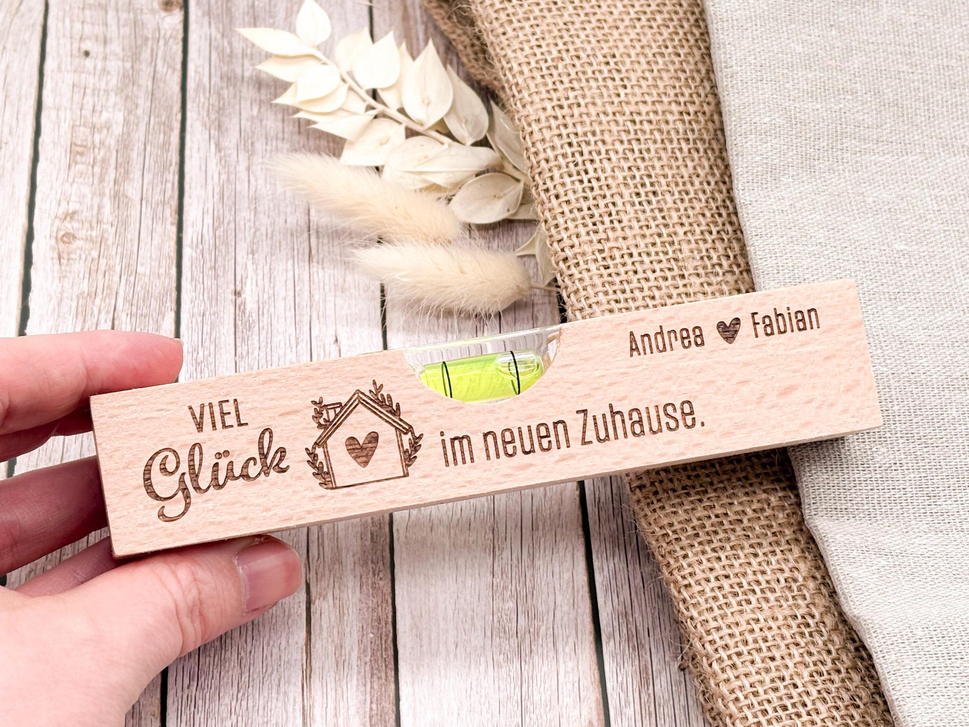 Mini-Wasserwaage aus Holz als Geschenk zum Einzug