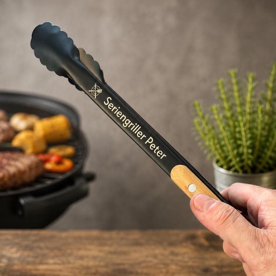 Personalisierte schwarze Grillzange mit Namen aus Edelstahl und Bambus