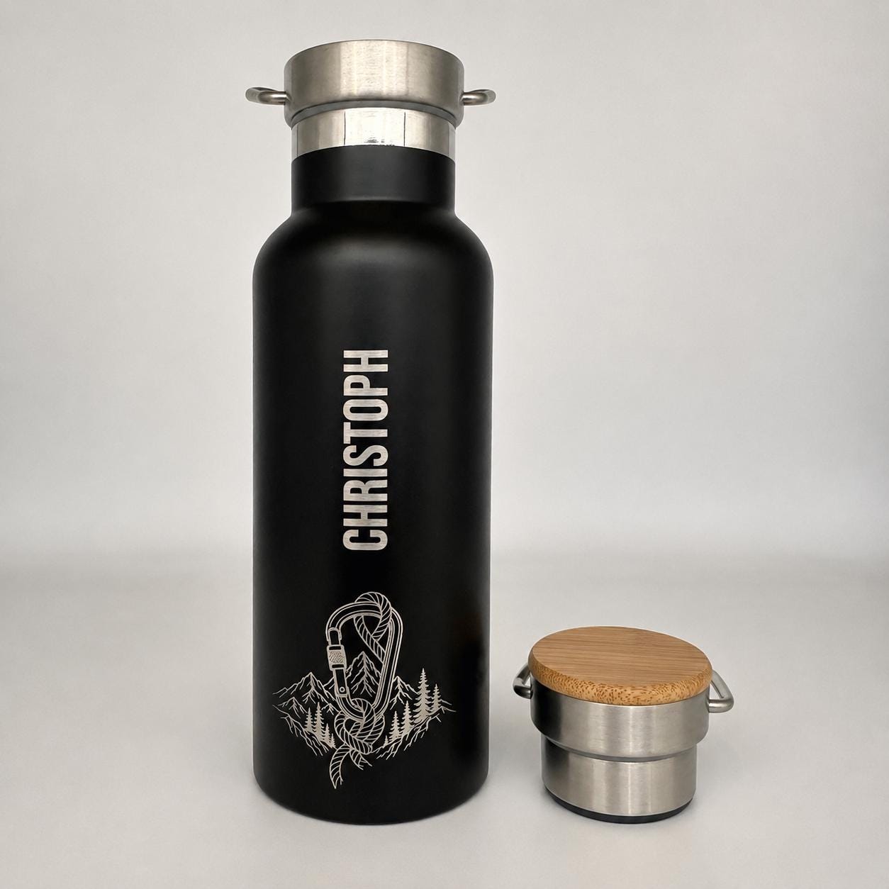 Nahaufnahme einer Edelstahl Thermoflasche mit präziser Namensgravur