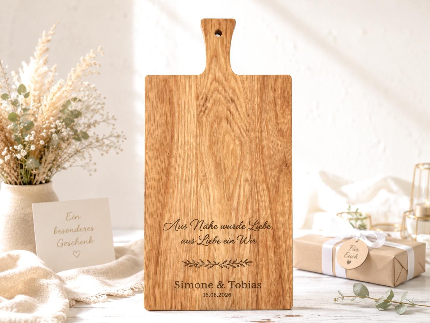 Graviertes Holzbrett für Brautpaar personalisiert