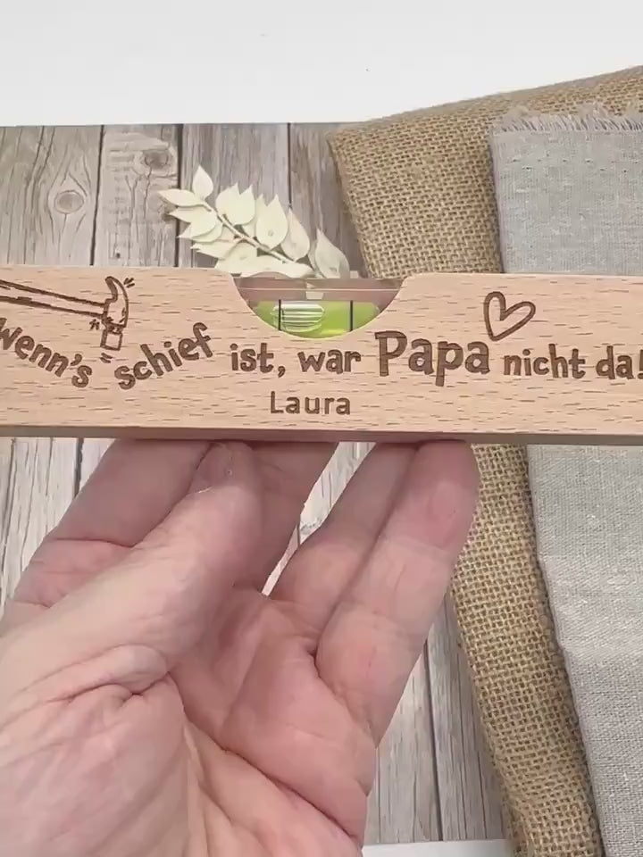 Video laden: Gravierte Mini Wasserwaage mit Wunschname für Papa