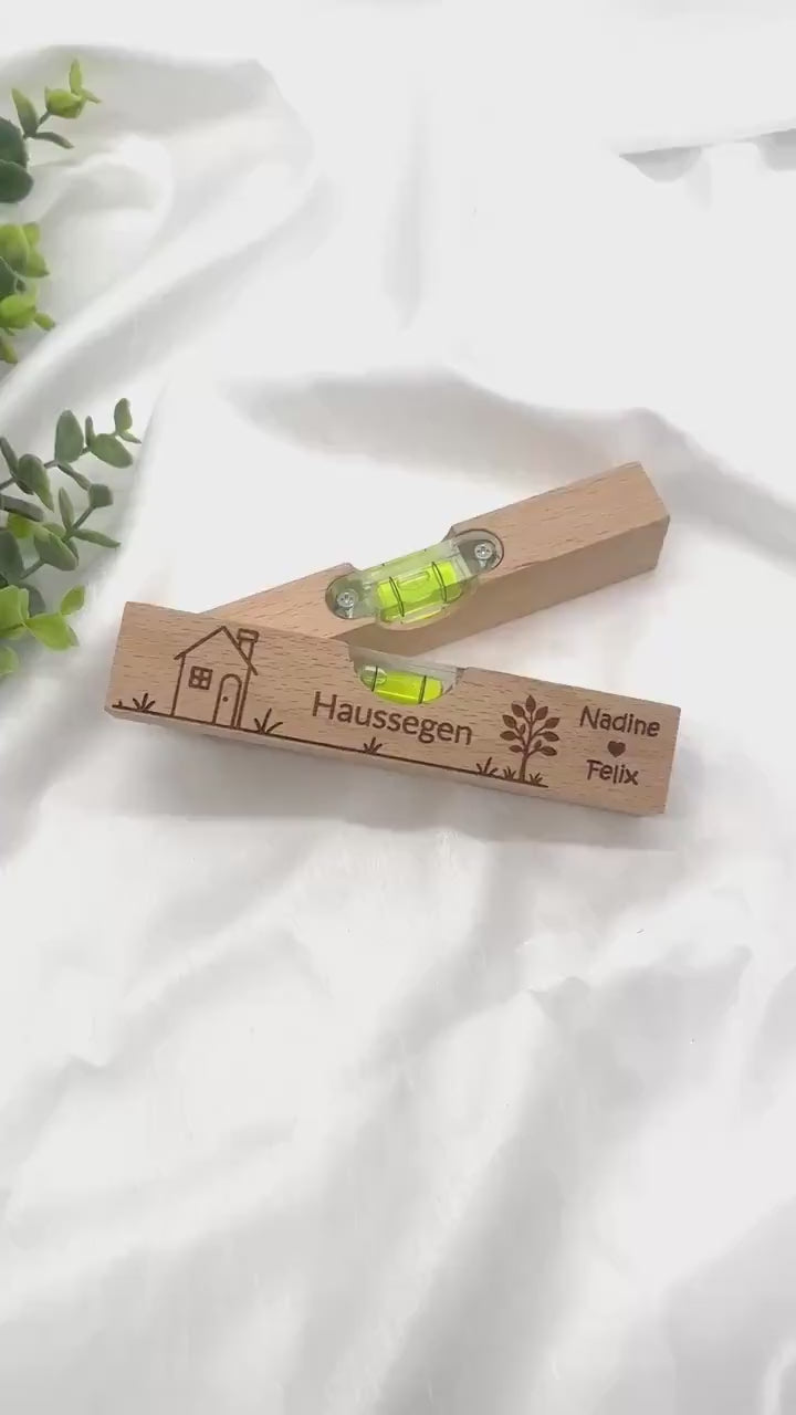 Video laden: Personalisierte Wasserwaage mit Gravur – Hochzeitsgeschenk, Einzugsgeschenk, Richtfest Geschenk, Haussegen, Einweihungsgeschenk aus Holz