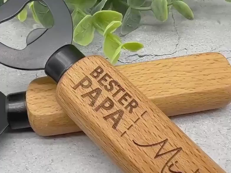 Video laden: Personalisierter Flaschenöffner aus Holz für Papa mit Gravur "Bester Papa" und Namen | Geschenk für Vatertag, Geburtstag, Weihnachten