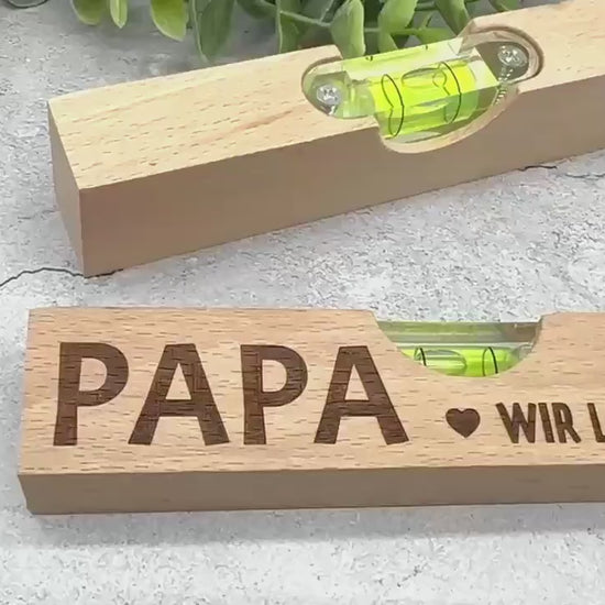 Personalisiertes Geschenk für Papa – Mini-Wasserwaage aus Buchenholz mit Gravur