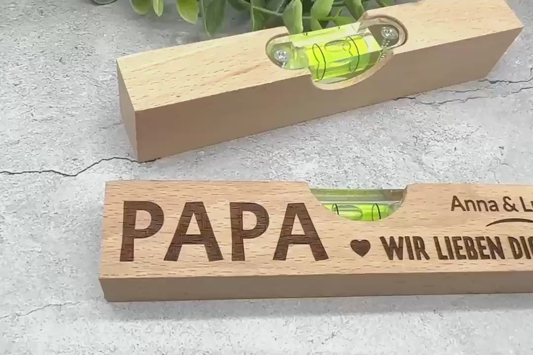 Personalisiertes Geschenk für Papa – Mini-Wasserwaage aus Buchenholz mit Gravur