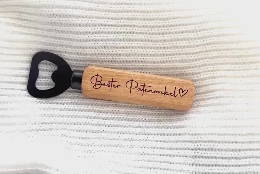 Video laden: Flaschenöffner „Bester Patenonkel“ aus Holz – Persönliches Geschenk für den Taufpaten