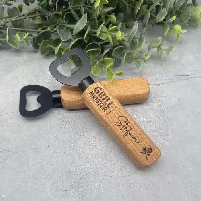 Video laden: Personalisierter Flaschenöffner aus Holz mit Gravur "Grillmeister" und Namen | Geschenk für Vatertag, Geburtstag, Weihnachten, Grillfreunde