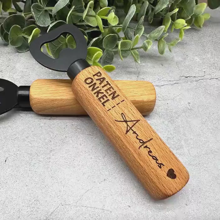 Video laden: Personalisierter Flaschenöffner aus Holz mit Gravur "Patenonkel" und Namen | Geschenk für Kommunion, Taufe, Patenonkel