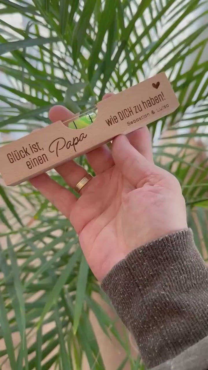 Personalisiertes Geschenk für Papa – Mini-Wasserwaage aus Buchenholz mit Gravur - Vatertag - "Glück ist..."