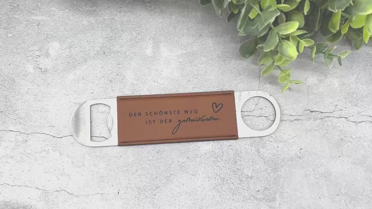 Video laden: Flaschenöffner Hochzeitsgeschenk mit Gravur Name und Datum - Personalisiert / Geschenk Verlobung / Jahrestag / Valentinstag