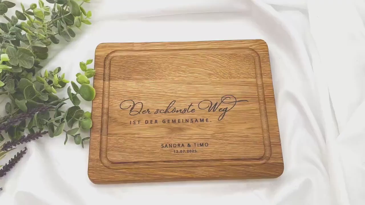 Video laden: Personalisiertes Schneidebrett Eiche – Hochzeitsgeschenk mit Gravur Name &amp; Datum – Geschenkidee Brautpaar individuell