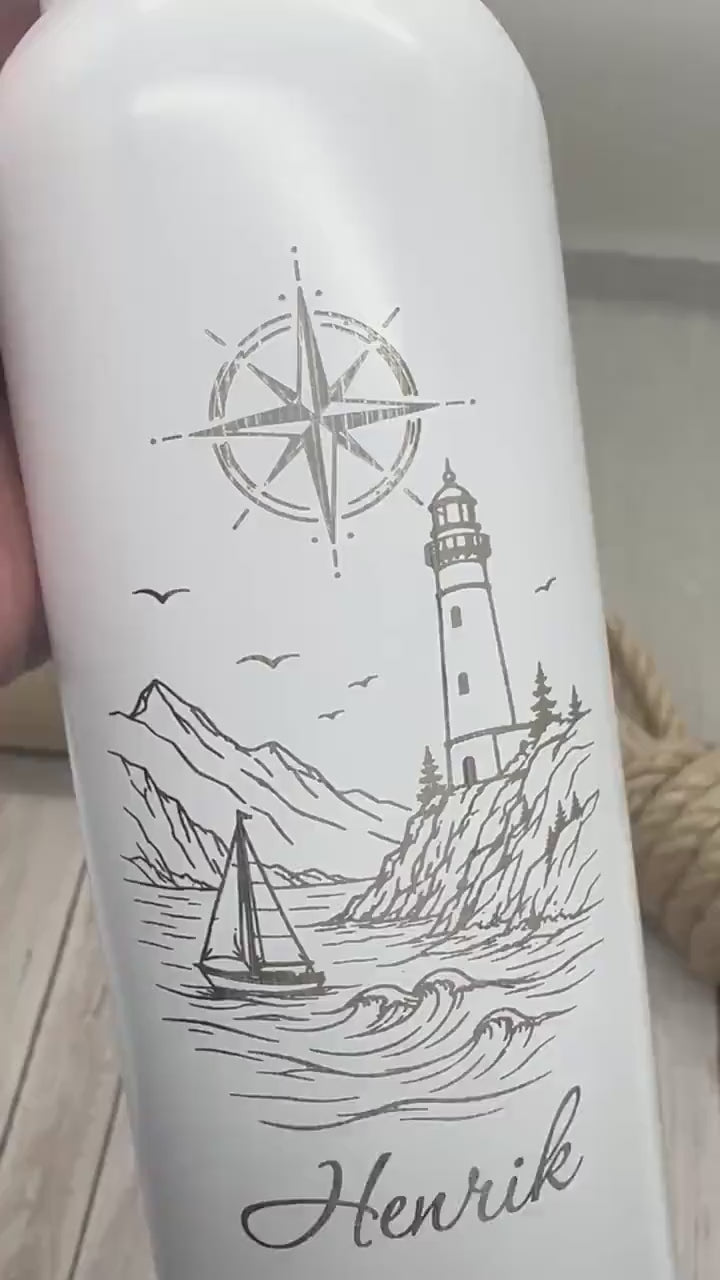 Video laden: Thermoflasche mit Namen &amp; Leuchtturm-Motiv | 500 ml