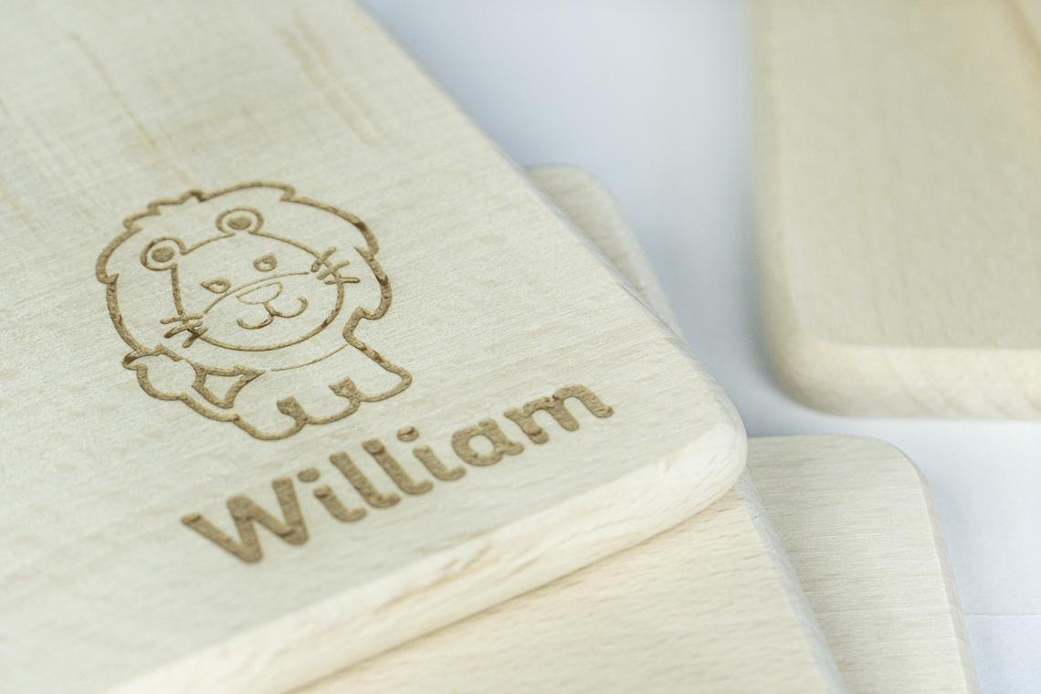 Kinder-Frühstücksbrettchen mit individueller Gravur ca. 22 × 12 cm – Lasergravur - Stolz aus Holz