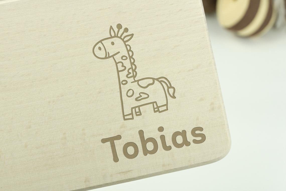 Kinder-Frühstücksbrettchen mit individueller Gravur ca. 22 × 12 cm – Lasergravur - Stolz aus Holz