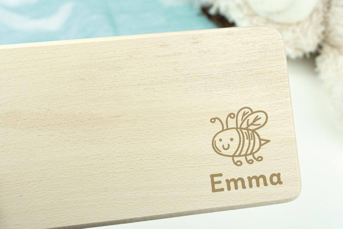 Kinder-Frühstücksbrettchen mit individueller Gravur ca. 22 × 12 cm – Lasergravur - Stolz aus Holz